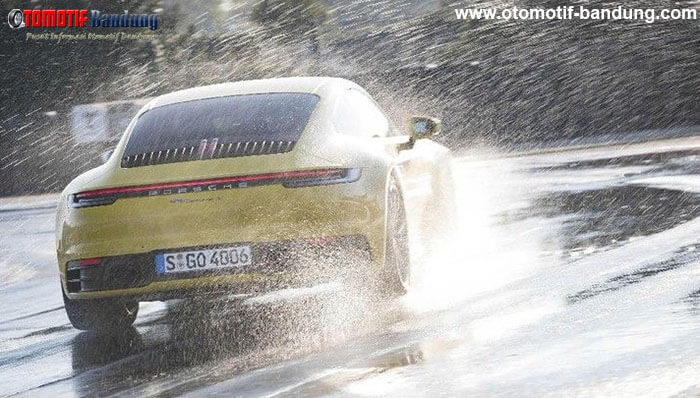 Cara Hadapi Mobil Sahabat Otomotif Bandung Kehilangan Kendali di Jalanan Licin