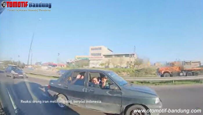 Ramahnya Warga Iran Sapa Mobil Berplat Nomor Indonesia