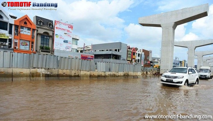 Hotman Paris Banjir-banjiran Pakai Mobil, Aman?