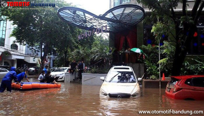 Kenapa Mobil Tak Boleh Dinyalakan Setelah Terendam Banjir?