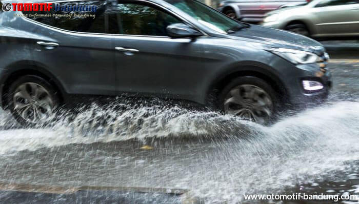 Mengecek Kondisi Rem Mobil, Setelah Lintasi Genangan Air