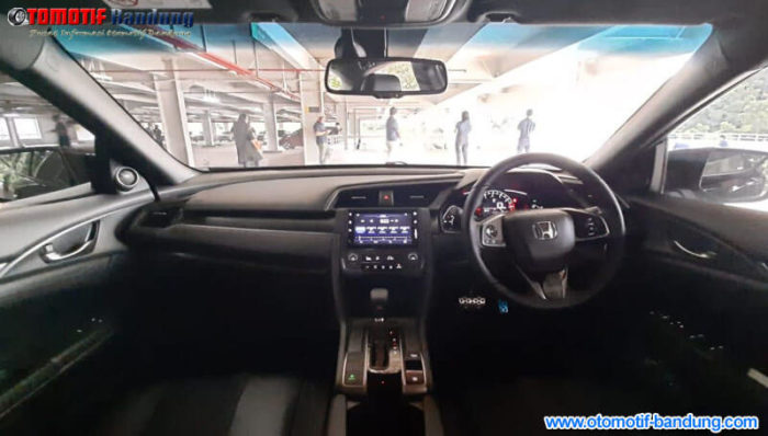 Semakin Sporty Dengan Tambahan Emblem 'RS' di Civic Hatchback