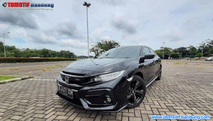 Semakin Sporty Dengan Tambahan Emblem 'RS' di Civic Hatchback